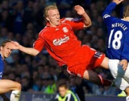 Kuyt ricorda la sua entrata killer su Neville nel 2007: «Meno male che non c’era la Var…»