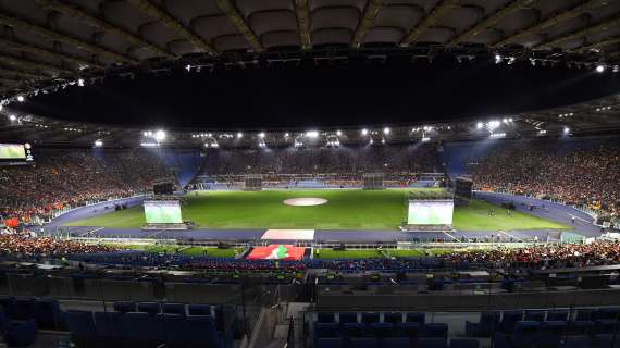 Lazio-Roma, guerriglia urbana tra tifosi a Ponte Milvio: la polizia usa gli idranti