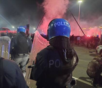 Lazio, tifosi si scontrano con la polizia nei pressi dell’Olimpico: sequestrati bastoni (Sportmediaset)
