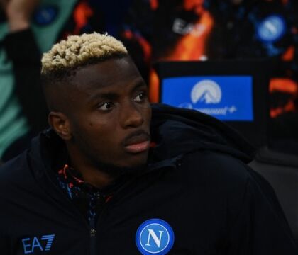 Lo stipendio di Osimhen è un problema per il Manchester United che spera in uno scambio con Garnacho (Athletic)