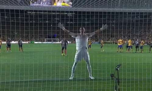 Messico, portiere di spalle per parare un rigore: Sergio Ramos lo beffa mimando un cucchiaio