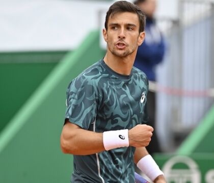 Musetti in finale a Monte Carlo, rimonta di nuovo e batte De Minaur dopo una battaglia di quasi tre ore