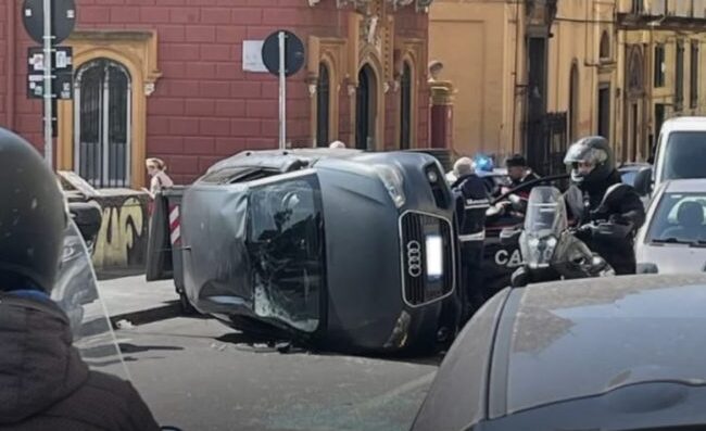 Napoli, auto si ribalta al Corso Vittorio Emanuele: traffico in tilt
