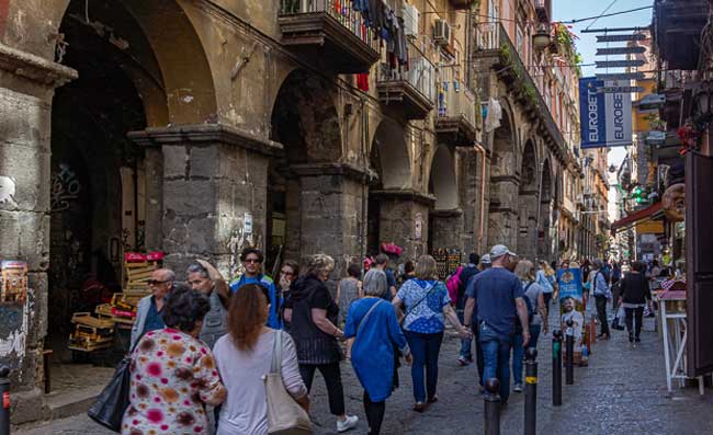 Napoli, shock in una pizzeria del centro storico: accoltellata la titolare per una lite familiare