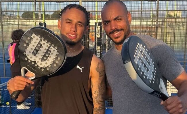 Okafor in campo, si scatena giocando a padel. Sta cercando la forma migliore