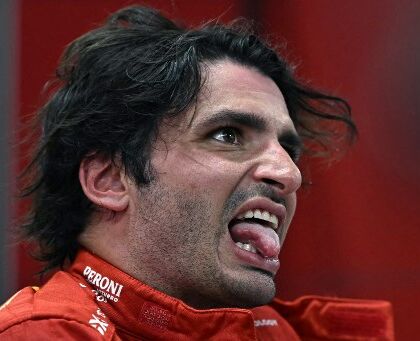 Sainz è stato multato di 20mila euro perché gli è scappata la cacca al momento degli inni