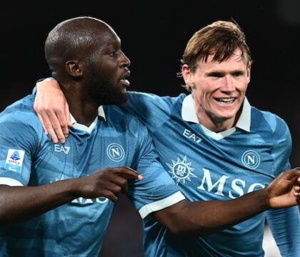 Tre McLukaku grazie (con ketchup). Romelu il calciatore per intenditori. Il Napoli resta sulla giostra scudetto