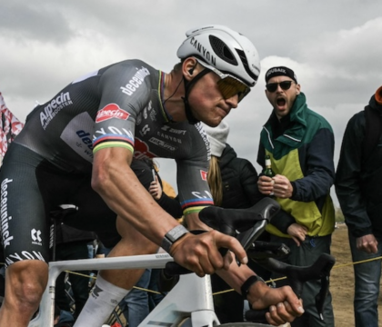 Una bottiglia in faccia a Van der Poel in fuga alla Parigi-Roubaix: «E’ tentato omicidio» (VIDEO)