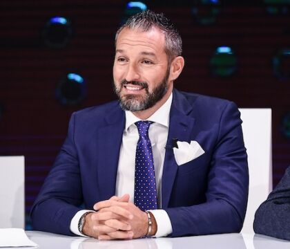 Zambrotta e le cosce a bancarella: «I dottori mi chiedono come faccio a camminare. Devo operarmi alle ginocchia»