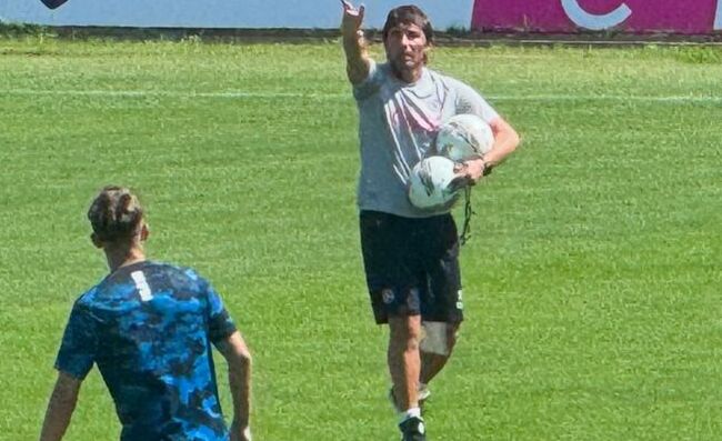 Conte se la prende con i campi di Castel Volturno dopo l’infortunio di Neres, De Luca: “Ma basta!”