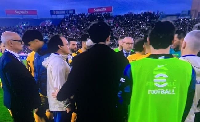 Inzaghi e calciatori Inter furiosi, accerchiano l’arbitro Colombo a fine a partita