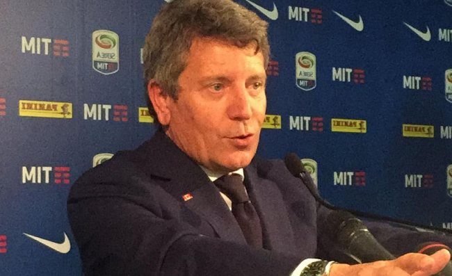 Serie A, il presidente Simonelli allo stadio con la sciarpa dell’Inter: è polemica (FOTO)