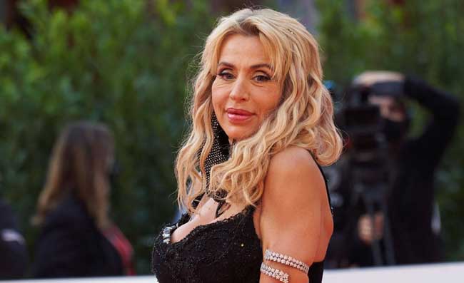 Valeria Marini: “Mia madre ha subito una truffa dolorosa: sapete quanto ci ha rimesso?”