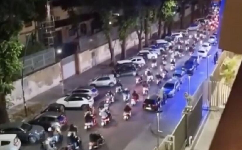 Clamoroso stanotte a Fuorigrotta, enorme corteo di motorini per non far dormire il Cagliari! | VIDEO