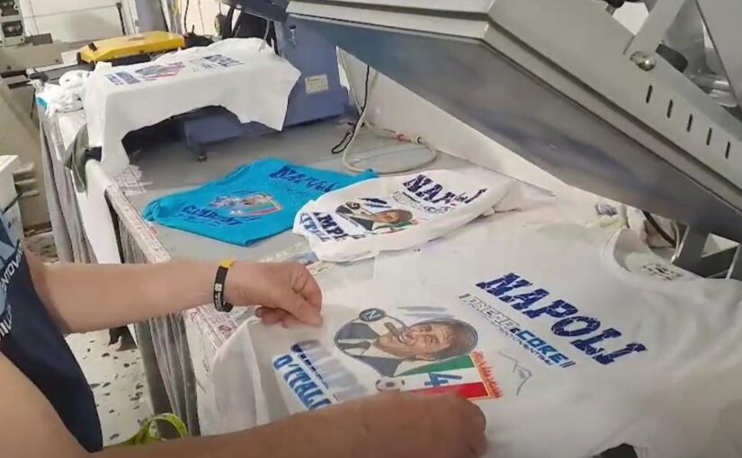 Festa quarto scudetto Napoli, boom di gadget: blitz della polizia contro il mercato del falso, centinaia di sequestri