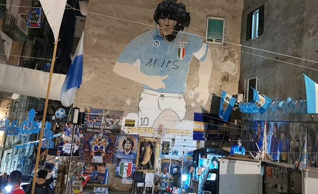 Genoa in visita al murales Maradona: bellissimo omaggio dei grifoni (FOTO)