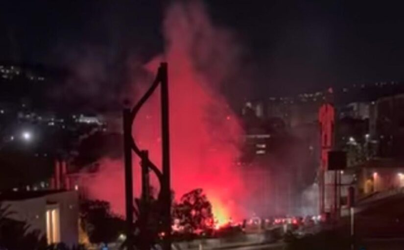 Clamoroso Napoli-Cagliari, bolgia sotto l’hotel dei sardi! Petardi e caos per disturbare | VIDEO
