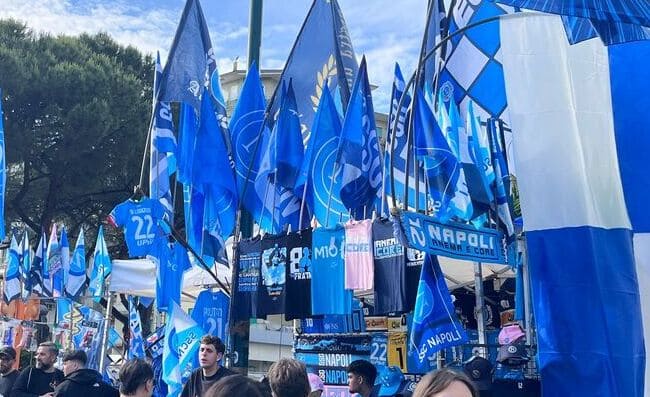 Fuorigrotta, niente bandiere con il “4”. Scaramanzia tra i venditori