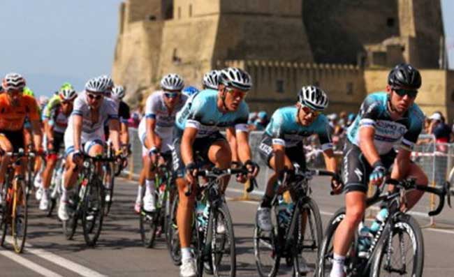Giro d’Italia a Napoli, succede di tutto: maxi caduta dei ciclisti. Caos in città, traffico in tilt