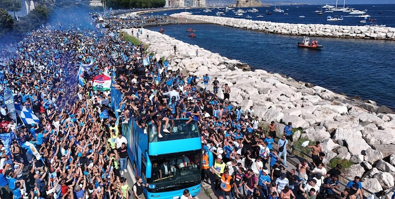 Il Napoli festeggia lo scudetto: l’angolazione di un video inedito svela l’impressionante oceano di tifosi accanto al pullman
