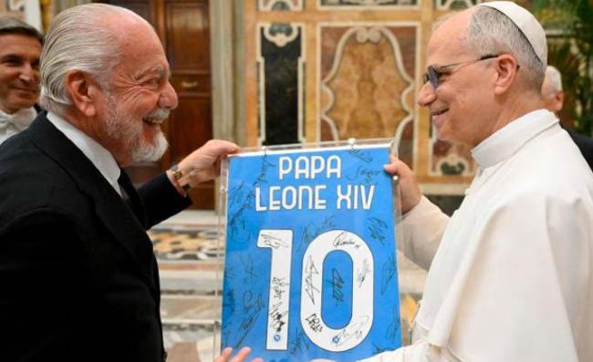 Il Napoli ha perso il treno per tornare in città dopo l’udienza dal Papa. Ironia geniale sul web