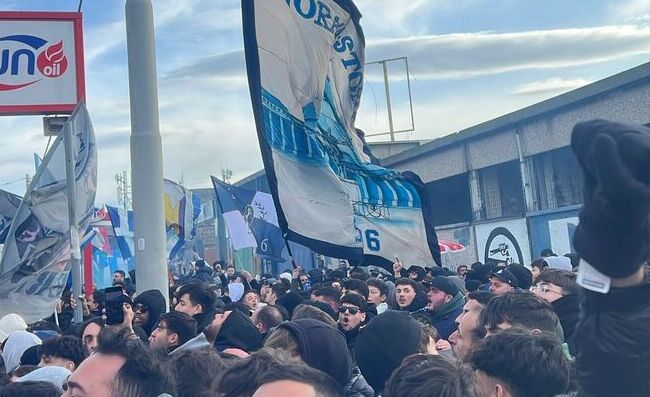 Marea azzurra all’aeroporto, Napoli in partenza per Parma: che carica dei tifosi