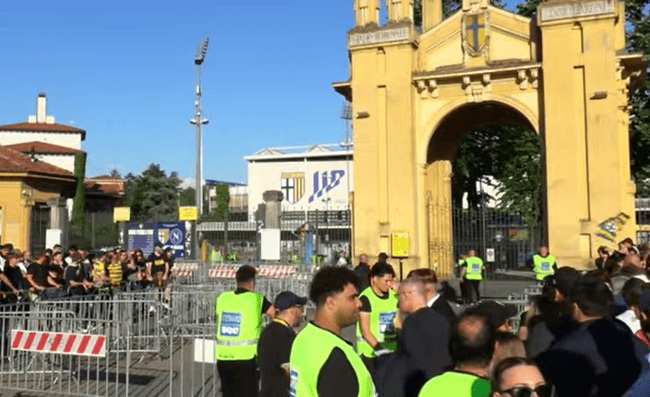 Parma, tifosi all’esterno del Tardini: “Vesuvio erutta”. Cresce l’attesa per il match