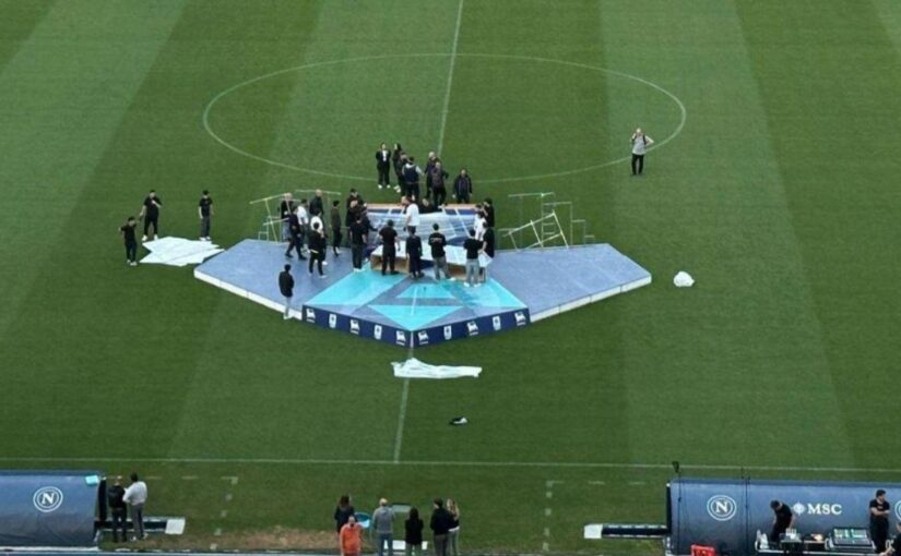 Prove al Maradona per l’eventuale premiazione Scudetto, montato il palco in mezzo al campo | FOTO