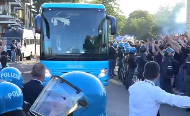 Pullman Napoli arriva allo stadio, bolgia tifosi Parma. Fischi e cori: “Pezzi di m..!”, “Odio Napoli”