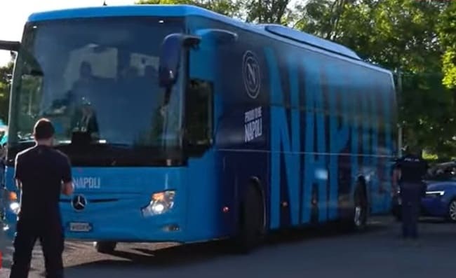 Pullman del Napoli lascia l’albergo. I tifosi: “Devi vincere!”. Entusiasmo a Parma