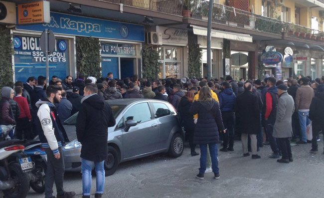 Tifoso azzurro denuncia: “Ricevitoria mi ha chiesto 200 € per un biglietto di Parma-Napoli”