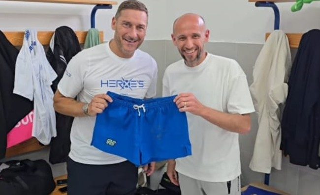 Totti a Pescara, tifoso del Napoli gli regala pantaloncino di Maradona. Il Pupone è incredulo