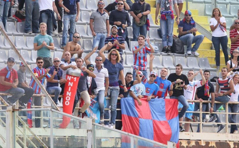 Catania, scontri tra ultras prima del match: Curva Nord e Sud si affrontano in strada