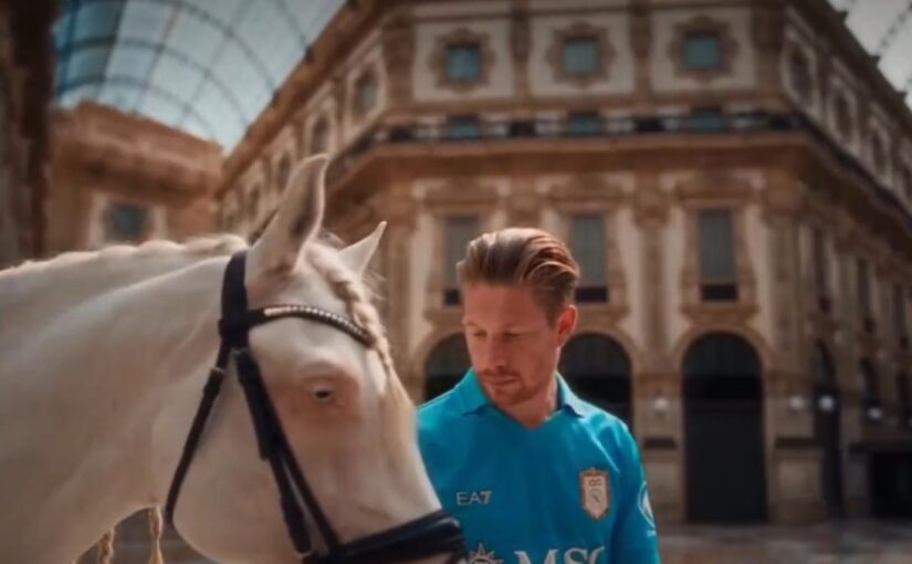 De Bruyne guida il Corsiero del Sole al Duomo di Milano: la spettacolare clip del Napoli