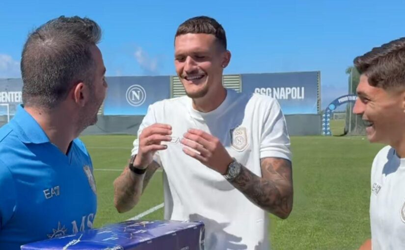 Francesco Cicchella a Castel Volturno: show in calabrese con Favasuli e Rafa Marin | VIDEO