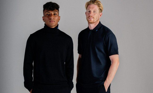Gli abiti del Napoli firmati Emporio Armani: stile e comfort per la squadra azzurra
