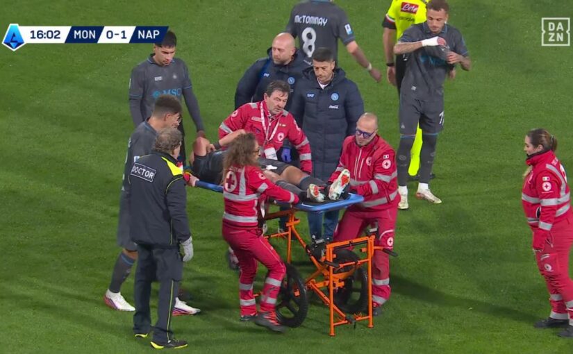 Infortunio Lobotka in Monza-Napoli: fuori in barella, le condizioni | FOTO
