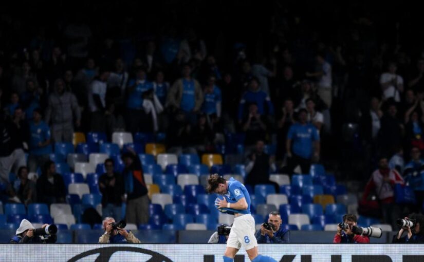 McTominay trascina il Napoli: voti altissimi dai quotidiani dopo la doppietta alla Roma