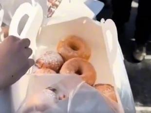 Napoli, dolci ai poliziotti durante lo sciopero: il gesto e le parole di due manifestanti