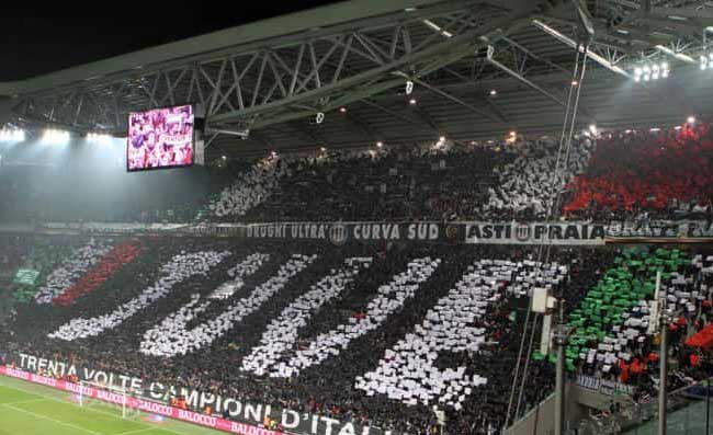 Juventus-Lazio, rissa sugli spalti: partita interrotta all’Allianz Stadium