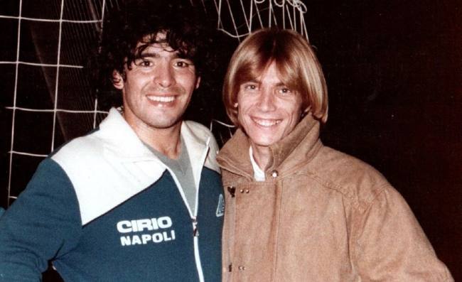 Nino D’Angelo: “Con Maradona facevamo una gara a chi era stato pi&ugrave; povero. Impazziva per un piatto”