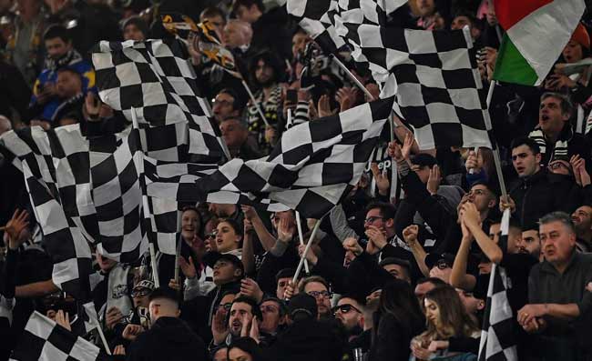 Tifosi Juventus fuori controllo a Lecce: lanciano un fumogeno nell’area di Falcone